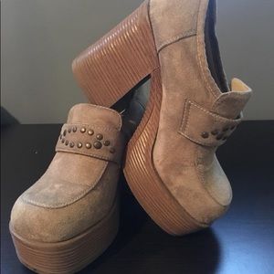 TAN SUEDE VINTAGE STYLE PLATFORMS